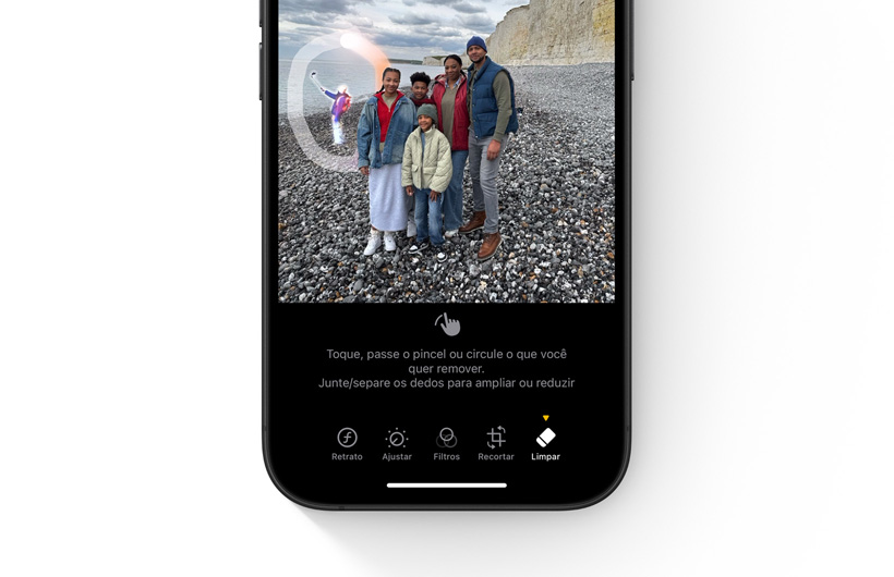 Interface de usuário da experiência da Ferramenta de Limpeza que mostra um objeto destacado no fundo de uma foto selecionada para ser removida.