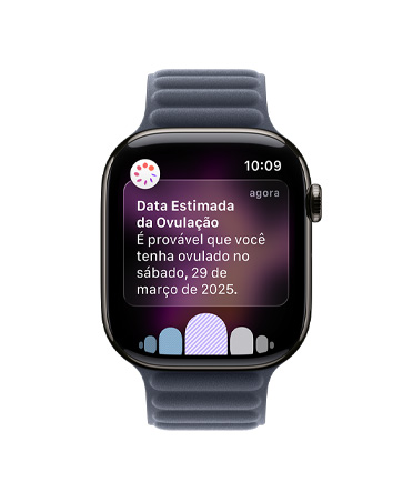 Apple Watch Series 11 com caixa de titânio natural, notificação de estimativa da data de ovulação do Acompanhamento de Ciclo no app Saúde, Digital Crown, pulseira de elos magnéticos na cor marinho.