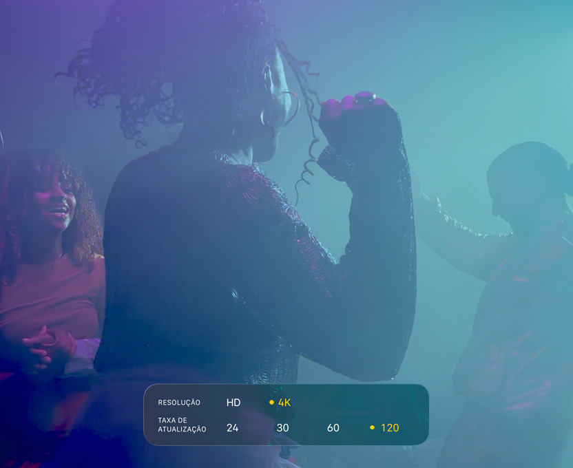 Gravação de três pessoas dançando em condições de pouca luz para mostrar as opções do 4K Dolby Vision a 120 qps