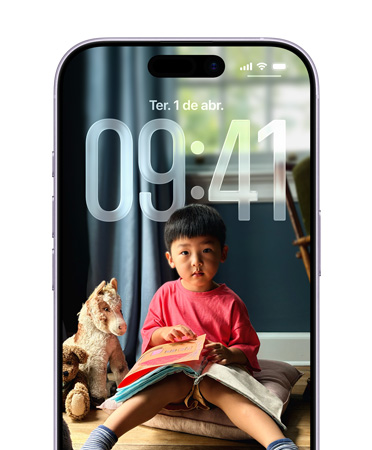 Tela Bloqueada do iPhone mostrando a hora adaptada à foto na Tela Bloqueada