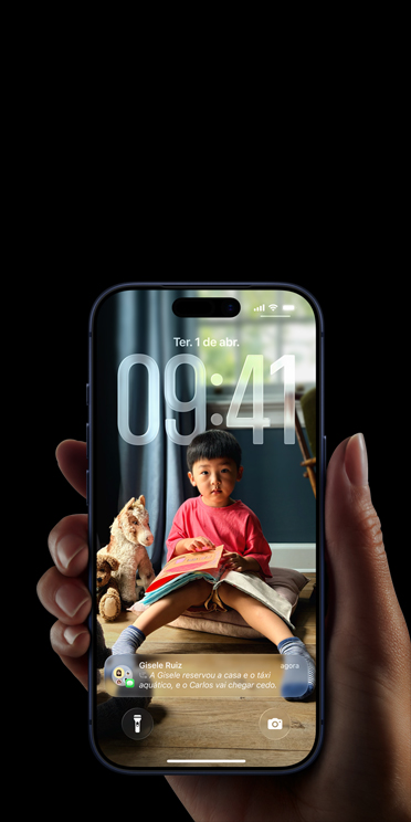 A tela do iPhone 17 Pro mostra a Siri repaginada e a função de digitar para a Siri