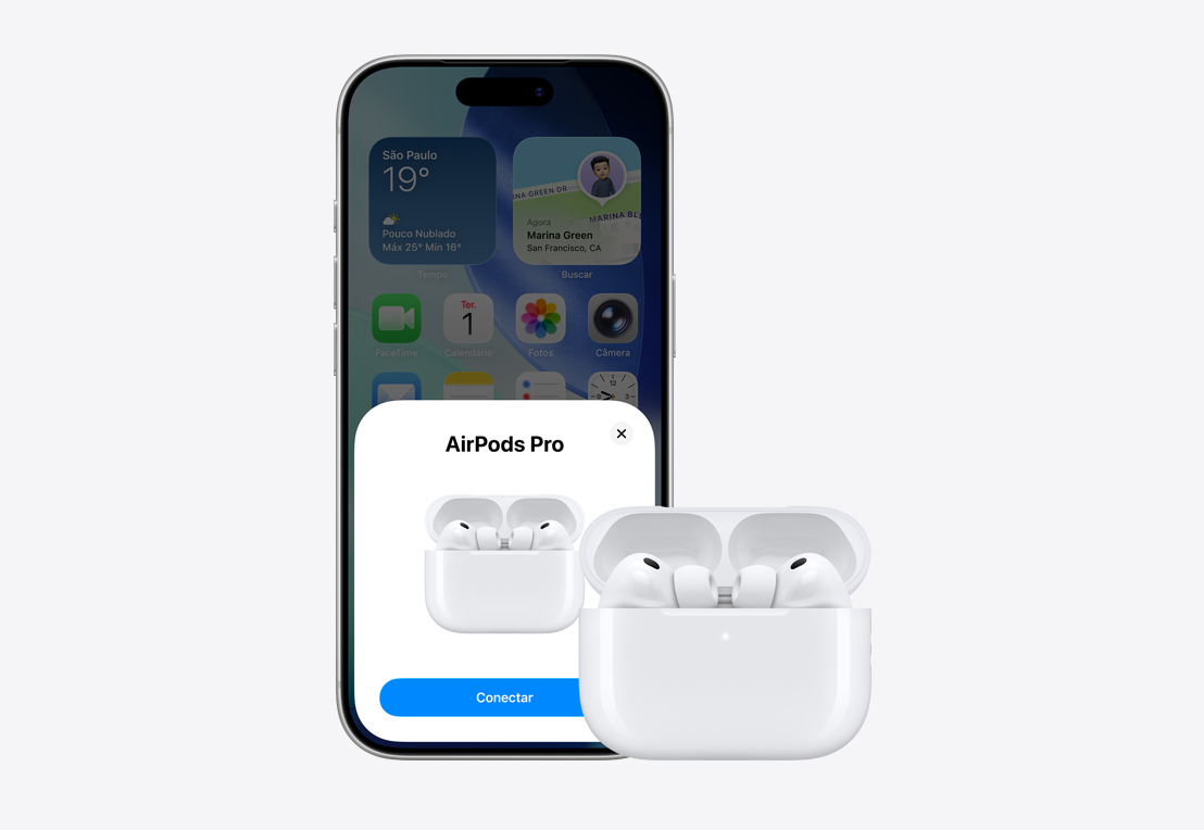 Parte da frente do iPhone com a tela mostrando uma notificação para conectar os AirPods. Os AirPods estão no estojo aberto ao lado do iPhone