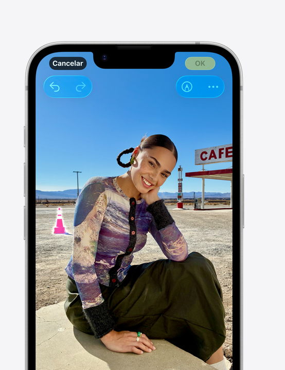 Tela do iPhone com a foto de uma pessoa sorrindo na praia, mostrando como remover um cone ao fundo com a ferramenta Limpar