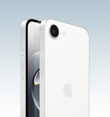 Parte da tela e ângulo lateral do iPhone 16e branco mostrando os botões de Ação, de volume e lateral. Imagem da parte de trás que mostra o sistema de câmera 2 em 1 no canto superior esquerdo