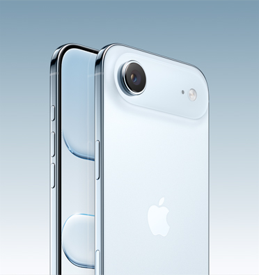 Parte da tela e ângulo lateral do iPhone Air azul-céu mostrando o botão de Ação, o botão de volume e o botão lateral. Imagem da parte de trás que mostra o sistema avançado de câmera dupla no canto superior esquerdo