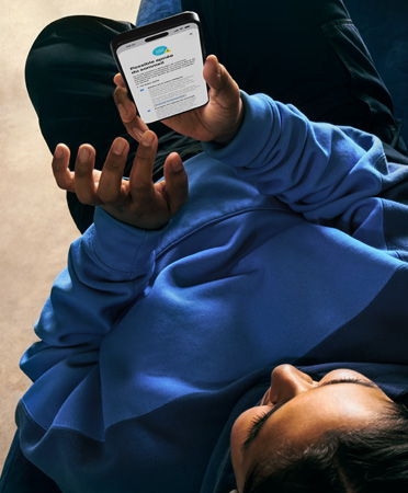 Une personne vérifie les détails de l’alerte de possible apnée du sommeil sur un iPhone