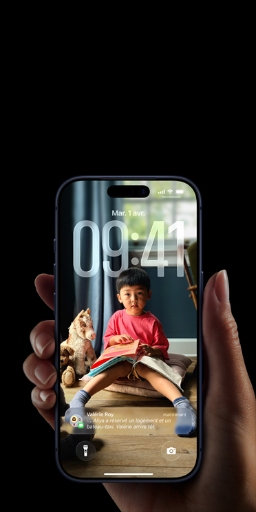 iPhone 17 Pro affichant la toute nouvelle version de Siri et la fonctionnalité Écrire à Siri