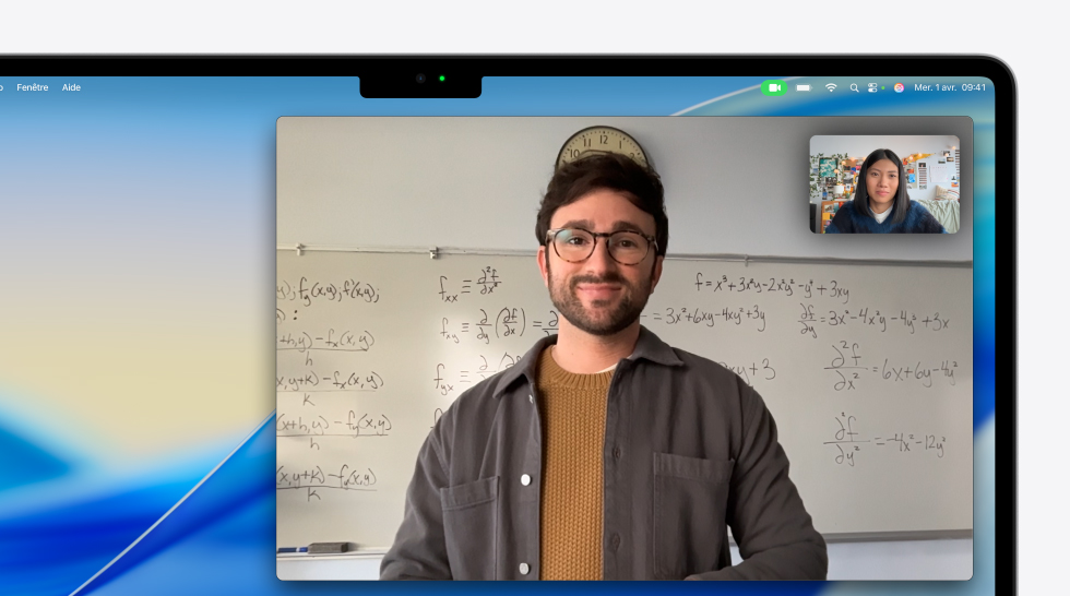 Appel vidéo sur MacBook Air montrant deux personnes qui discutent, la première reste au centre du cadre, même quand elle se déplace, grâce à Cadrage centré