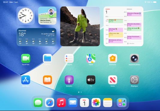 iPad, trois modèles, orientation paysage, le modèle du centre est à l’avant-plan, un Apple Pencil est fixé magnétiquement sur le dessus du modèle central, le modèle central affiche l’écran d’accueil qui montre des icônes d’apps colorées avec effet Liquid Glass, le modèle de gauche affiche l’app Aperçu, le modèle de droite affiche l’écran d’accueil avec des fichiers déployés en éventail à partir du Dock