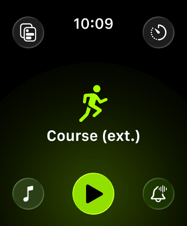 Nouvelle présentation de l’app Exercice, boutons verts dans chaque coin pour accéder aux alertes, à la musique, aux expériences, aux entraînements personnalisés et aux données, sur fond noir. Au centre se trouve l’icône verte d’une personne qui court, avec Course extérieure en lettres blanches juste en dessous; sous cette inscription figure un bouton de lecture vert.