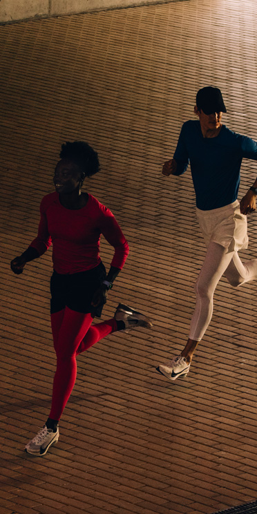Des personnes courant avec Apple Watch Series 11