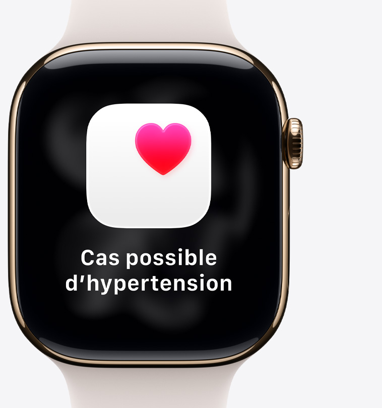 Apple Watch Series 11, boîtier en titane, or poli, notification de cas possible d’hypertension, cœur rose dans un encadré blanc, côté droit extérieur, Digital Crown, bracelet sport rose tendre