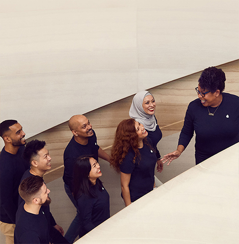 Funcionários sobem as escadas em uma Apple Store.