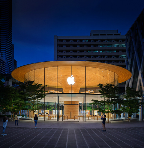 Vista exterior de un Apple Store de noche.