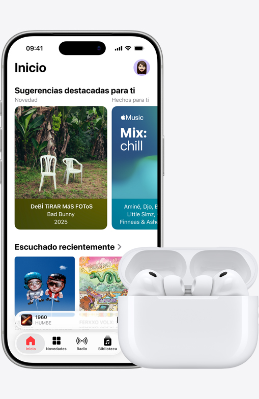 iPhone 17 Pro, parte frontal, app Apple Music con la pantalla de inicio abierta, junto a unos AirPods Pro 3 en un estuche de carga MagSafe abierto