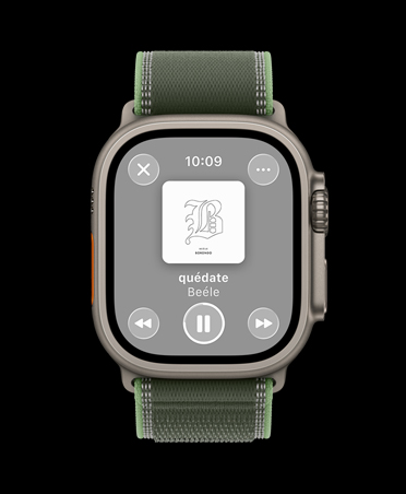 Apple Watch Ultra 3, color natural, caja de titanio, sugerencias de playlists de Apple Music para entrenar, correa Trail, azul/azul brillante