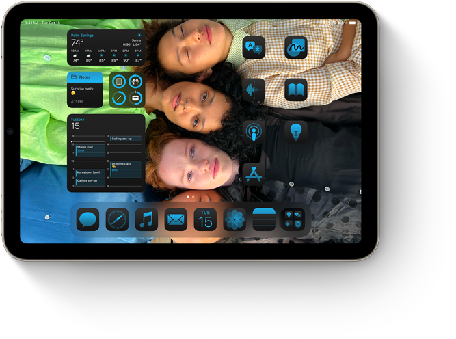 Plocha iPadu mini, na ní aplikace a widgety barevně sladěné s vlastní tapetou.