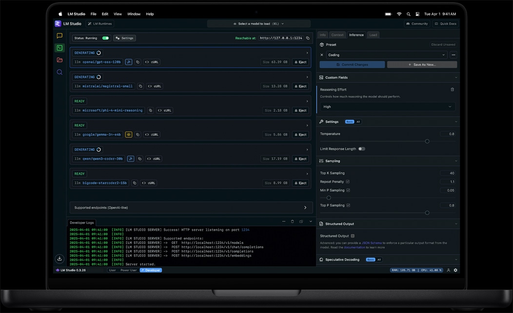 LM Studio na obrazovce MacBooku Pro