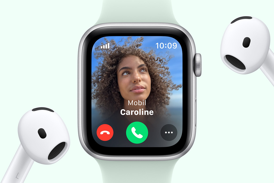Die Apple Watch SE zeigt einen eingehenden Anruf neben einem Paar AirPods