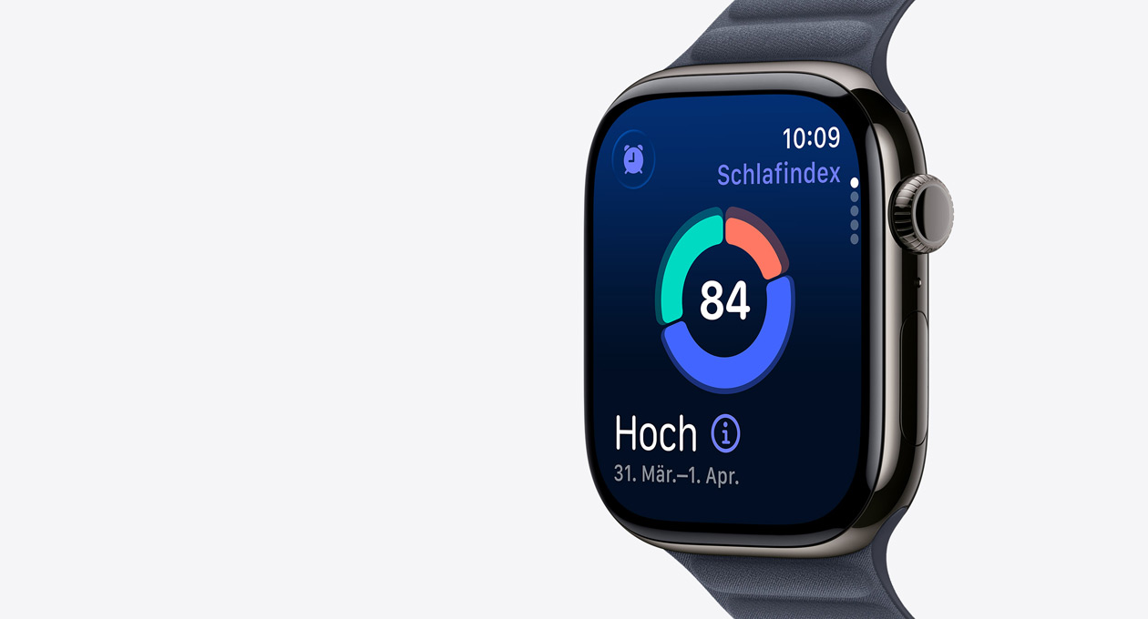 Apple Watch Series 11, Farbe Schiefer, Titangehäuse, das Display zeigt die runde Schlafindex Grafik, rechte Seitenansicht, Digital Crown, Armband, Armband mit Magnetverschluss Navy