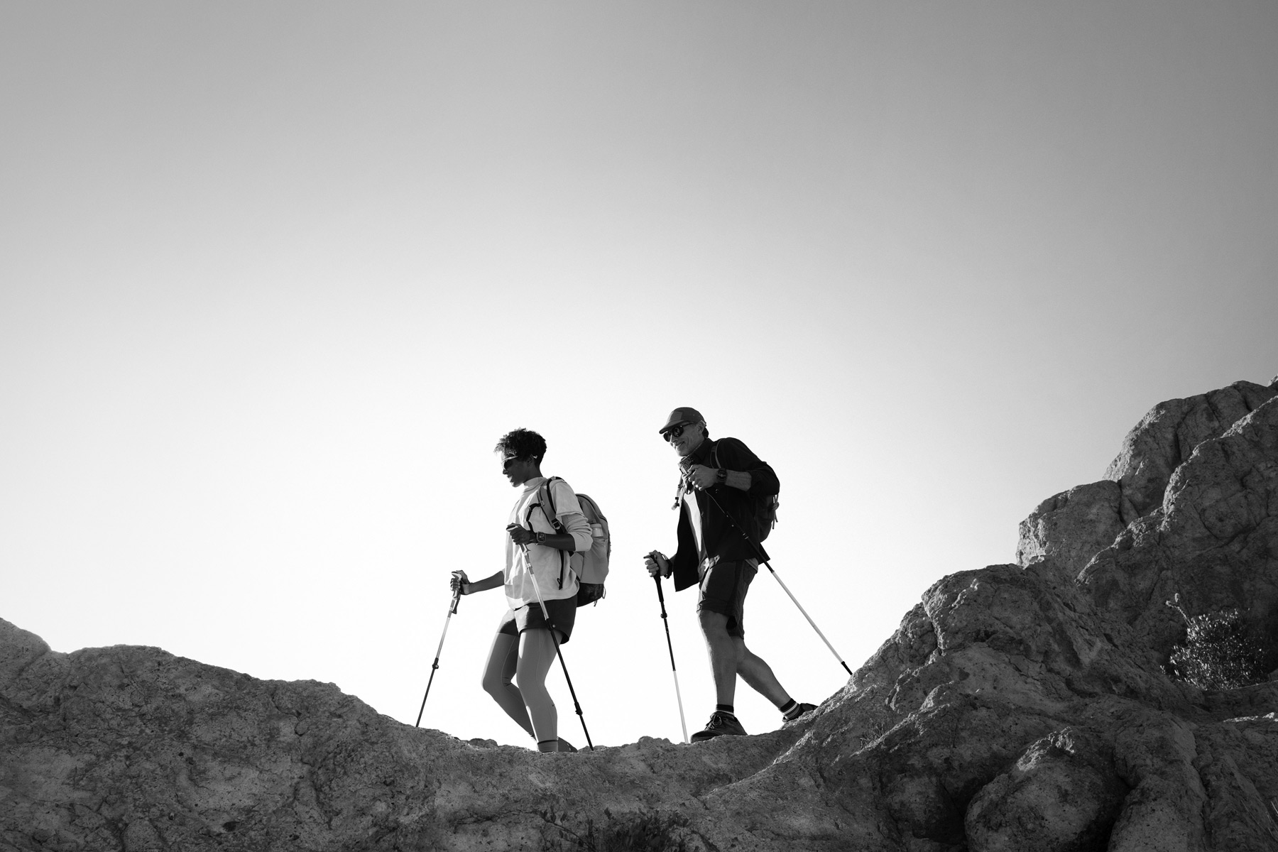 Zwei Personen mit der Apple Watch Ultra 3 wandern auf einem Bergpfad