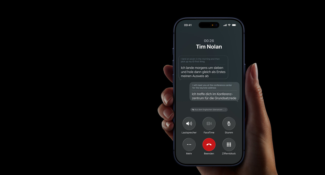 Eine Hand hält ein iPhone 17 Pro, um das Apple Intelligence Feature Live Übersetzung während eines Anrufs mit aktivierter Freisprechfunktion zu demonstrieren.