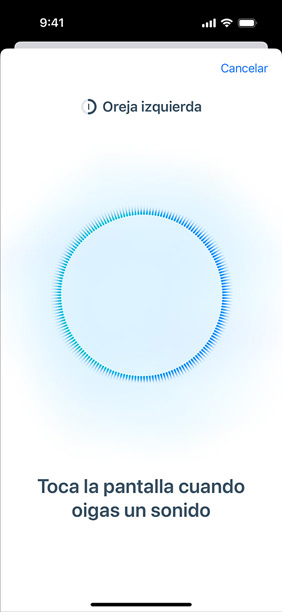 Un iPhone con una prueba de audición en curso al lado de unos AirPods Pro 2