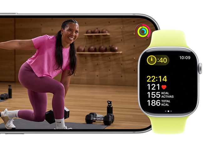 Un Apple Watch Series 11 registra un entreno mientras un iPhone reproduce una sesión de Fitness+