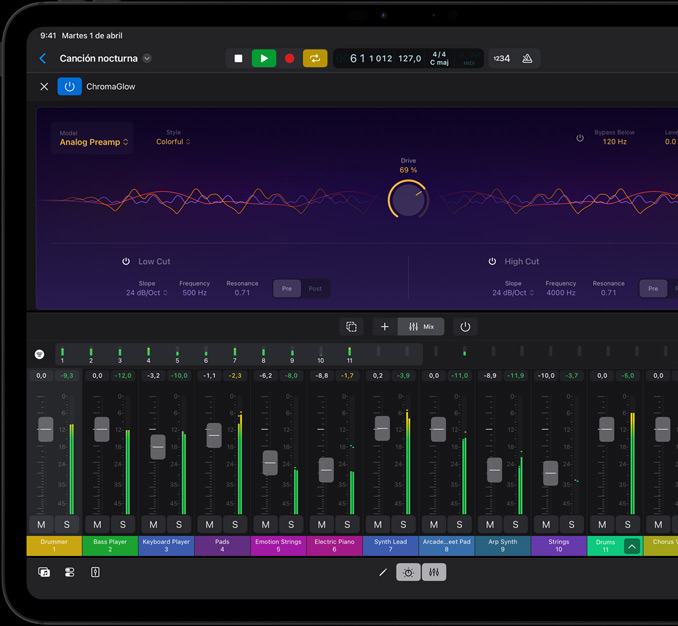 iPad Pro, parte delantera exterior, posición horizontal, color negro espacial, la pantalla muestra un proyecto de edición musical, ondas de audio, varios controles de pista, atenuadores e instrumentos musicales en modo oscuro