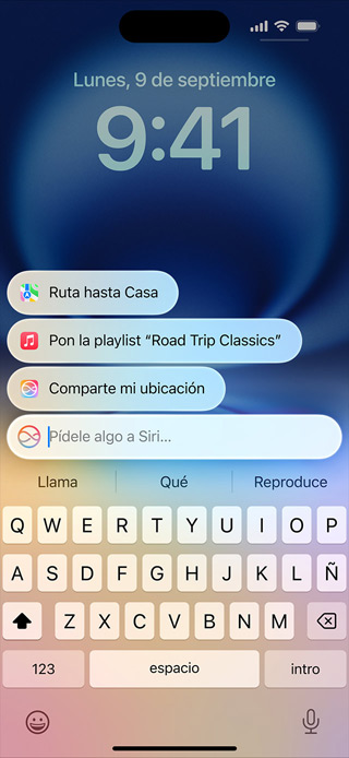 Un iPhone muestra las nuevas habilidades de Siri y Escribir a Siri.