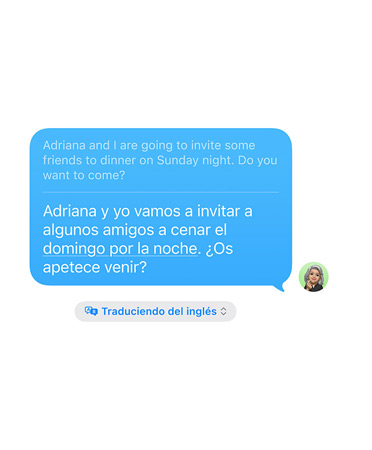 La app Mensajes con la prestación Traducción en Tiempo Real en uso y una traducción de español a inglés