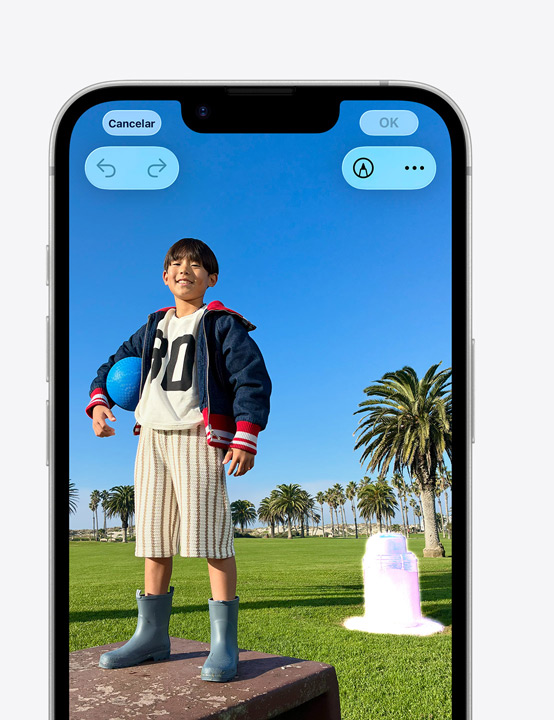 Pantalla de un iPhone, foto de una persona sonriente en la playa, eliminación de una papelera en el fondo con la herramienta Limpiar