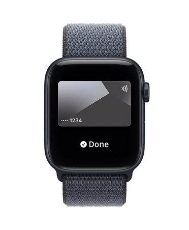 Apple Watch SE 3 med urkasse i aluminium i farven midnat, Apple Pay i Apple Wallet, Digital Crown i højre side og Sport Loop i stålblå