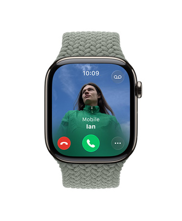 Apple Watch Series 11, couleur naturel, boîtier en titane, appel entrant, photo du contact, boutons accepter et refuser, côté droit, Digital Crown, Bracelet Boucle unique tressée gris vert