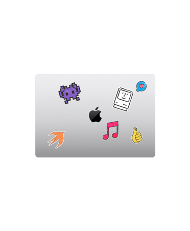 MacBook Air, sedd ovanifrån, stängd, silverfinish, klistermärken i flera färger runt Apple-logotypen