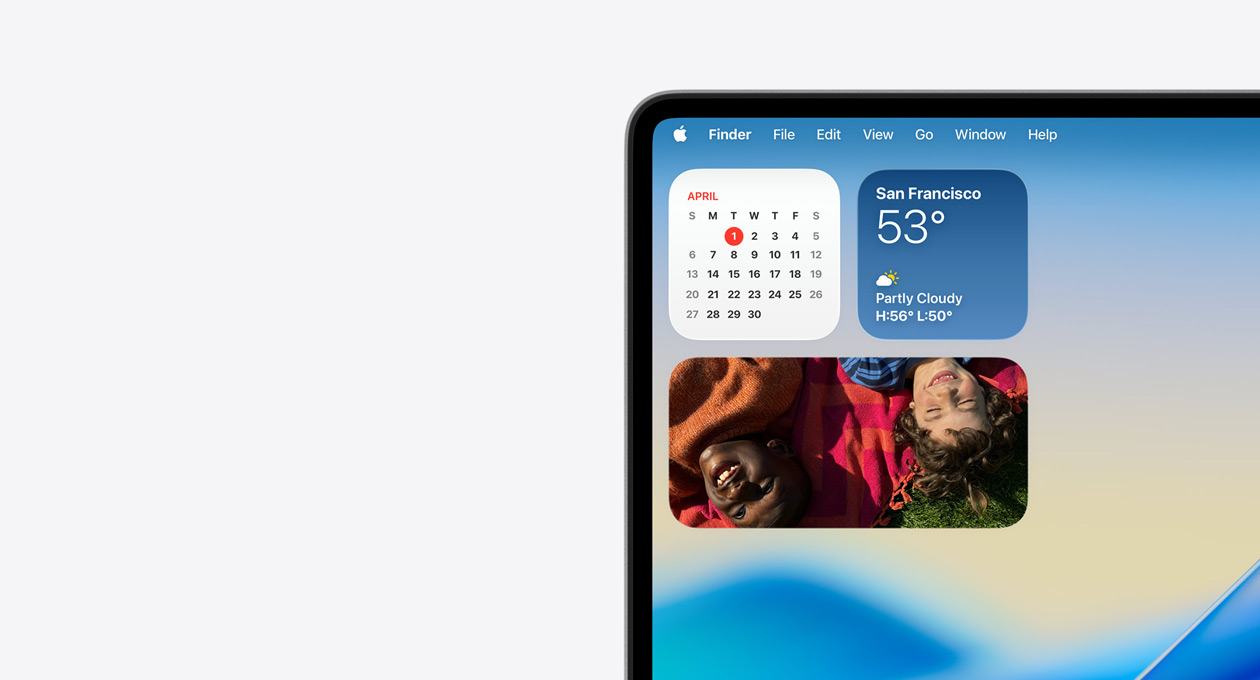 Parte superior izquierda de la pantalla de un Mac, en la que aparece la barra de menús transparente y las versiones en Liquid Glass de los widgets de las apps Tiempo, Calendario y Fotos en el Centro de Notificaciones