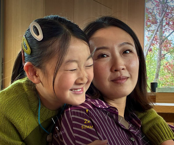 Značajka 2x telefoto u upotrebi, zumiranje na dvije osobe koje se grle