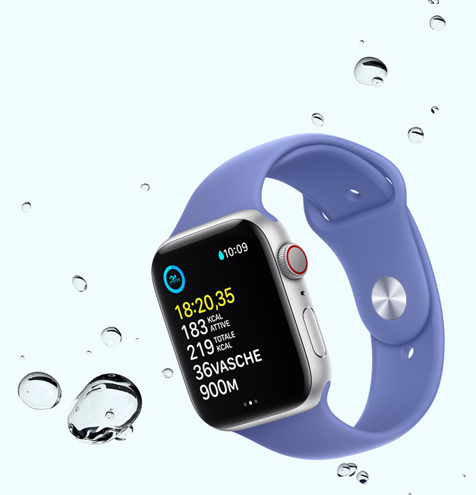 Un Apple Watch SE che mostra la schermata di un allenamento di nuoto, con intorno alcune gocce d’acqua