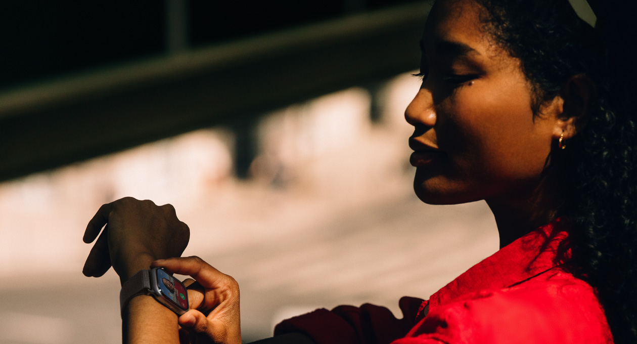 Apple Watch Series 11でメッセージアプリ内の会話を確認している人物