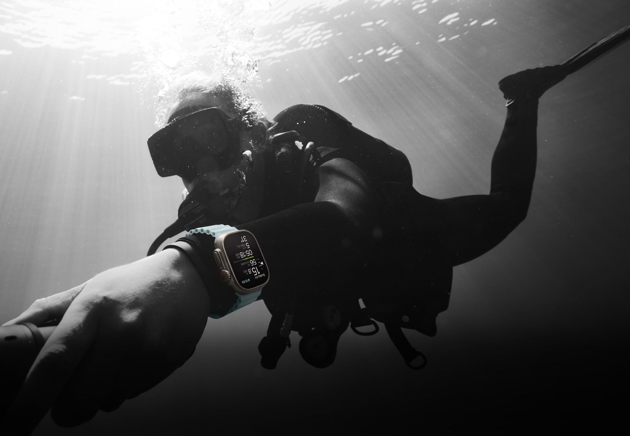 水中でApple Watch Ultra 2を装着しているスキューバダイバー