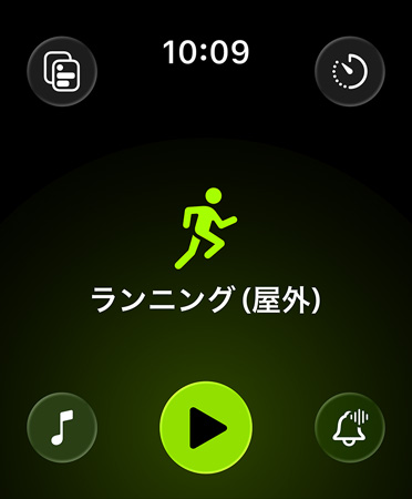 ワークアウトアプリの新しいレイアウト。ブラックの背景の四隅に配置されたグリーンのボタンから、アラート、音楽、様々な体験、カスタムワークアウト、測定値にアクセスできる。中央にはグリーンのランナーのアイコンがあり、その下にはホワイトの「ランニング（屋外）」というテキスト、さらに下にはグリーンの再生ボタンがある