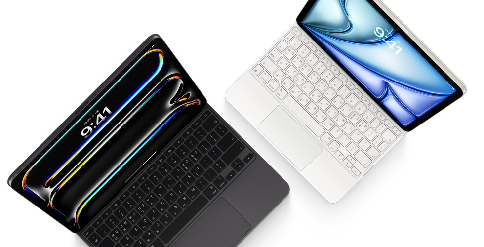 iPad Pro를 부착한 블랙 색상 iPad Pro용 Magic Keyboard와 iPad Air를 부착한 화이트 색상 Magic Keyboard를 위에서 내려다본 모습.