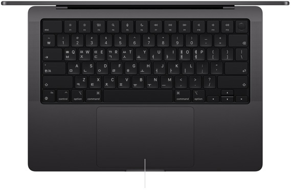 키보드와 그 아래의 Force Touch 트랙패드가 보이도록, MacBook Pro 14를 열어놓고 위에서 내려다본 모습