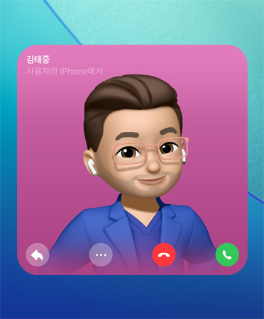 FaceTime 연락처 포스터 화면. 중앙에 젠모지가 있고, 왼쪽 상단에는 이름이 표시되며, 하단에는 답장, 더 보기, 통화 종료, 통화 수신 아이콘이 배치된 모습.