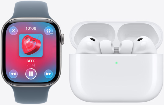 Apple Music 앱에서 지금 재생 중인 모습을 보여주는 Apple Watch Series 11, 화이트 색상의 이어버드, 실리콘 팁, 마이크가 보이는 AirPods Pro 3, 그리고 모서리가 둥근 MagSafe 충전 케이스가 열려 있는 모습