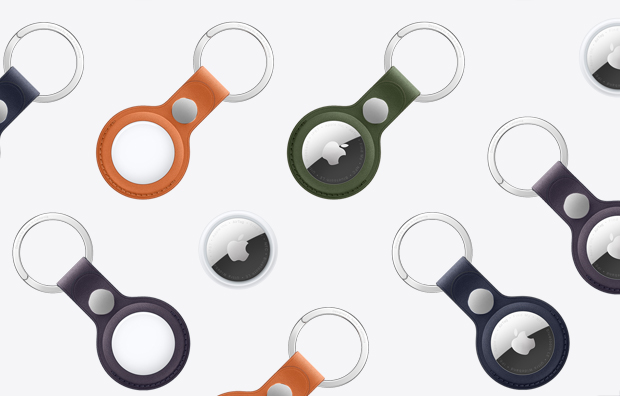 Un conjunto de varios AirTags y AirTags con llaveros de FineWoven en varios colores como naranja, verde oscuro, azul profundo, zarzamora y negro