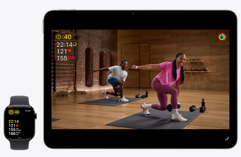 Un Apple Watch registra un entrenamiento, un iPad reproduce una clase de fitness en vivo