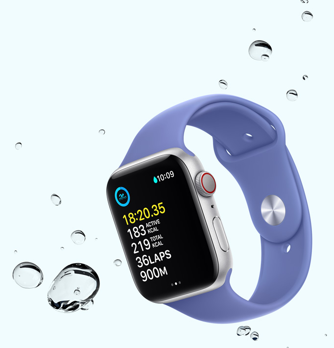 Apple Watch SE displejs ar peldēšanas treniņa datiem, un ap ierīci ir ūdens lāses