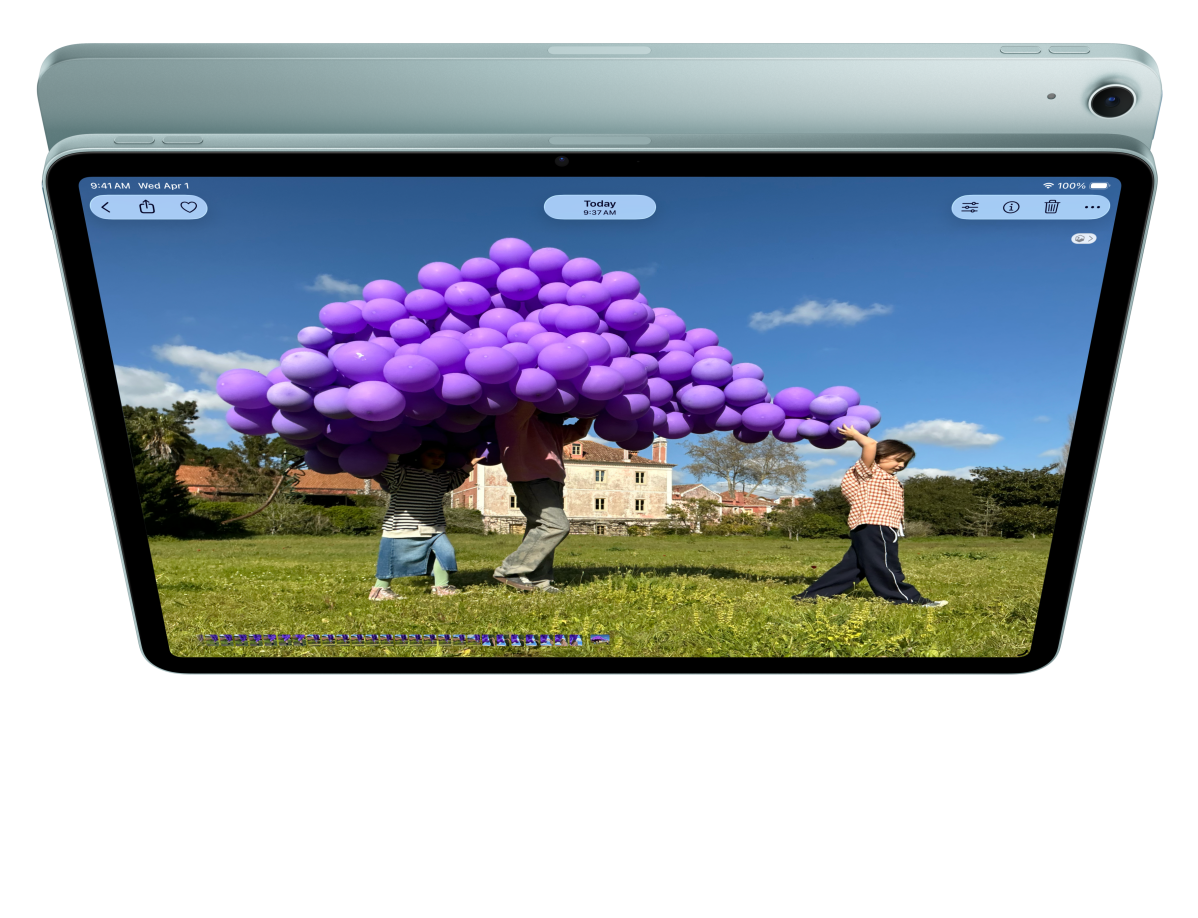 iPad Air priekšpuses skats, lietotājs izmanto FaceTime un apskata Keynote prezentāciju, aiz tās redzama vēl viena iPad Air aizmugure