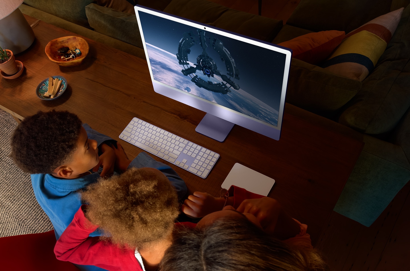 ثلاثة أطفال يشاهدون مسلسل WondLa على iMac